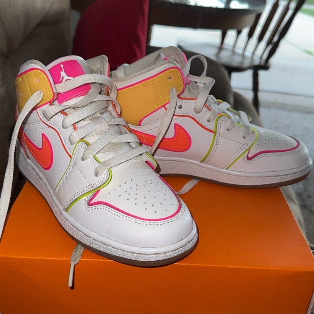 Nike Air Jordan 1 Retro Mid Edge Glow Shoes size 4Y